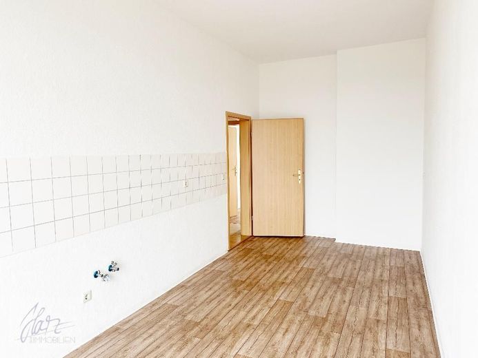 ***EXKLUSIVE 2-RAUM-ALTBAUWOHNUNG MIT STUCKDECKEN &amp; " BALKONEN *** Wohnen im Herzen von Alt-Riesa – Küche mit Blick Richtung Flurbereich
