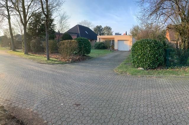 Haus und Grundstück von außen