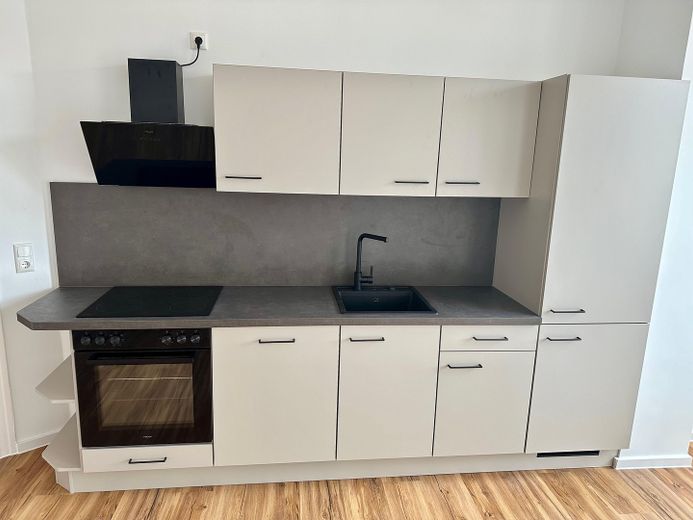 Lichtdurchflutete Altbauwohnung mit Einbauküche und Loggia - Erstbezug nach Sanierung – Küche