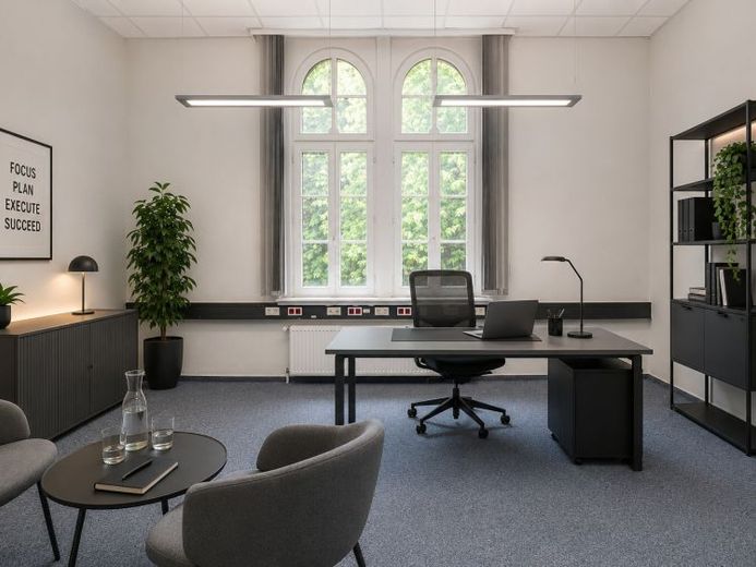 Arbeiten auf einer Ebene – 13 Büros, klare Strukturen, vielfältige Möglichkeiten – Foto 1