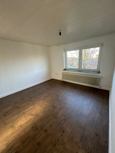 3-Zimmer Wohnung in Essen Borbeck zu vermieten - lichtdurchflutet und hell – Wohnzimmer