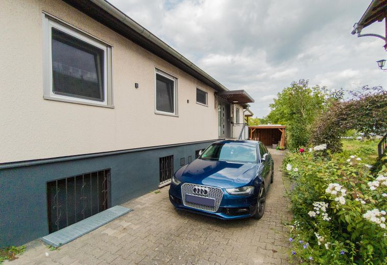 Einfahrt Stellplätze