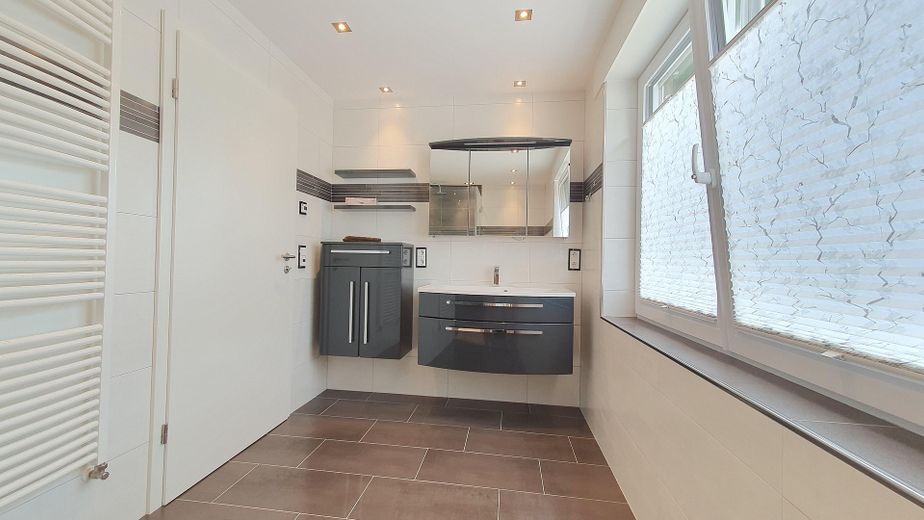 Detached house with granny apartment, pool and large garden in Remscheid Süd – Einliegerwohnung Masterbad 2