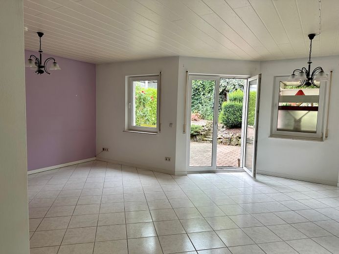 Wohnzimmer mit Zugang Terrasse