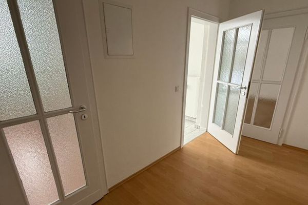 Großzüige Whg, im 2.OG - großer Balkon an der Küche u.v.m.