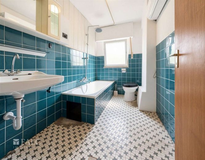 Ruhig gelegene Doppelhaushälfte mit viel Platz und Naturteich – Badezimmer UG