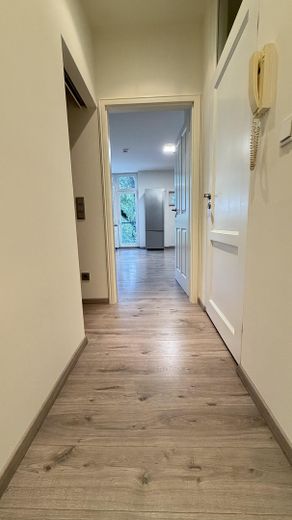 Bezugsfreie 1,5-Zimmer-Wohnung mit traumhaftem Spreeblick – ruhig, zentral und modernisiert – Flur