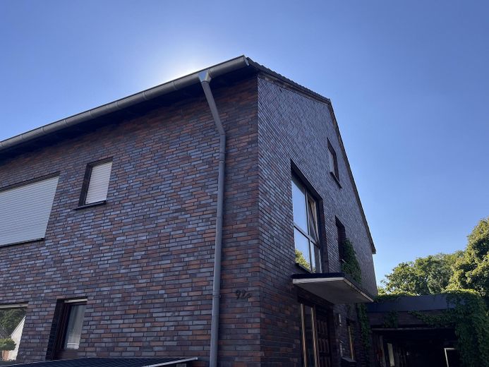 Schöne 2,5-Zimmer-Wohnung mit Südwest-Terrasse & neuer Einbauküche in Duisburg-Baerl – Wohnhaus