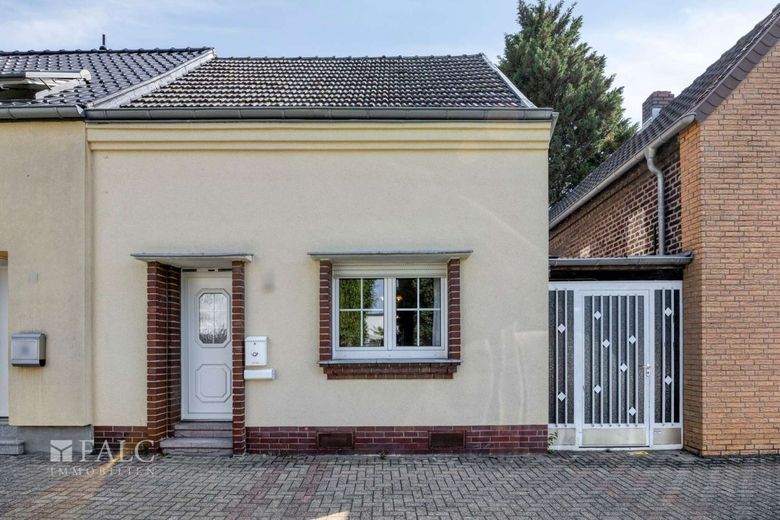 Charmantes sanierungsbedürftiges Einfamilienhaus mit Potenzial in ruhiger Lage von Worringen – Hausasicht