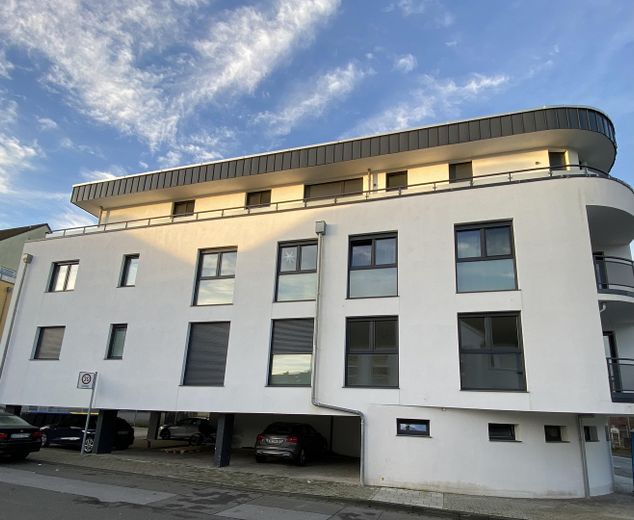 Modernes 2,5-Zi.-Penthouse mit Aufzug & Stellplatz – Solingen-Ohligs – Haus mit Parkplätzen
