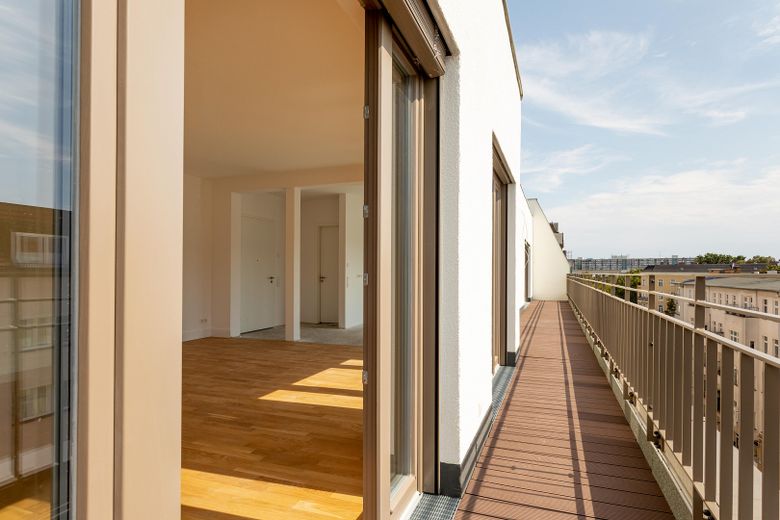 H9-Penthouse 1 → Luxuriöses Penthouse mit Dachterrasse und Panoramablick – Terrasse