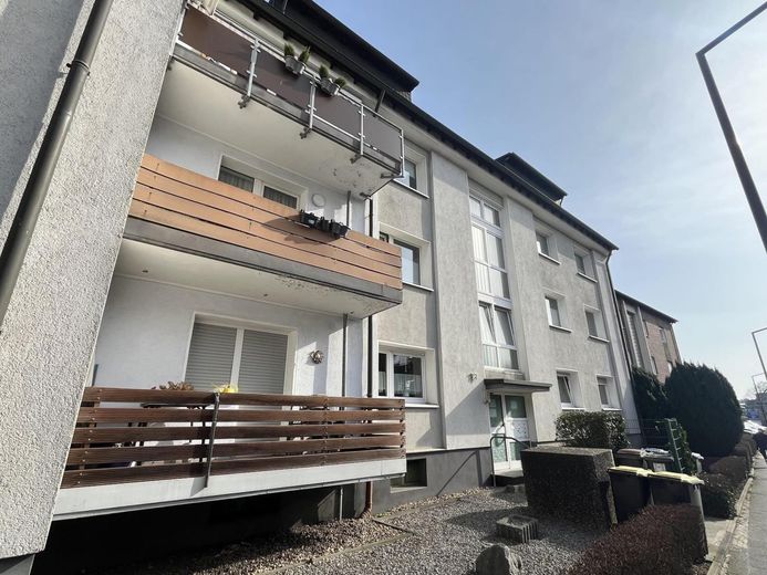 Herten’de sundurmalı ve garajlı, bakımlı 2 odalı çatı katı dairesi – Hausfront