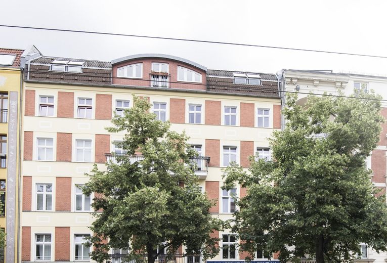 Primera ocupación de un edificio antiguo en Prenzlauer Berg entre Kollwitzkiez y Winsviertel | Sin comisión – Stilvolle Altbaufassade
