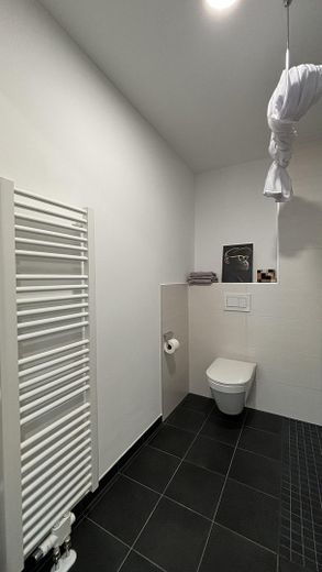 Studentenwohnung möbliert mit "All-In" Miete in Augsburg, Neubau – Bad mit Heizkörper