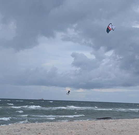 Traumhafte Ferienwohnung in Top Lage in Dierhagen-Strand (350m) – Kitesurfer am Strand
