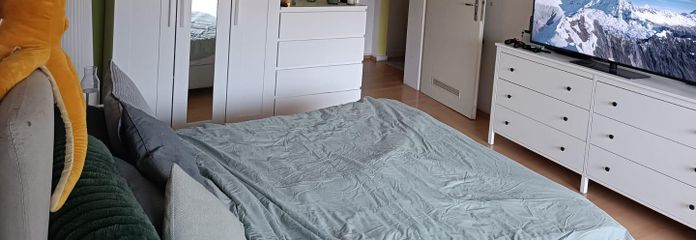 Brühl Innenstadt: 3 Zimmer mit Einbauküche, Couch, Bett, Balkon, Garten – Schlafzimmer