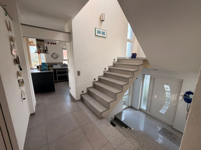 Dom jednorodzinny o wyjątkowej architekturze i dużym potencjale – Flur EG