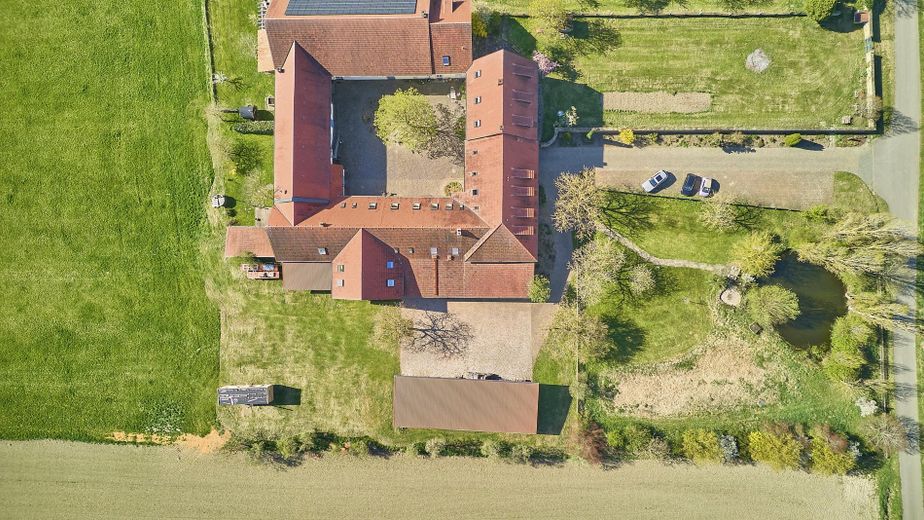 exklusiver Traum im Grünen. 4 Seit-Hof mit Seminarhaus – Ansicht von oben 