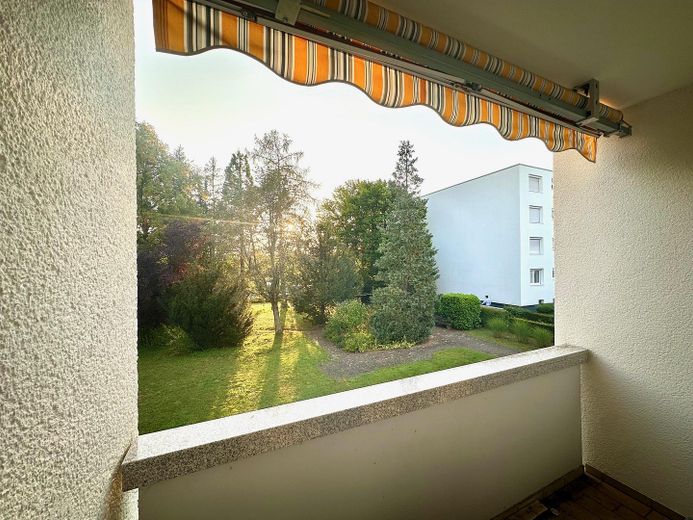 Modernisierte 3-Zimmer-Wohnung mit Balkon und Blick ins Grüne – Balkon