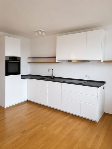 Aantrekkelijk 3,5-kamerappartement met loggia, ingerichte keuken en prachtig uitzicht – Küche