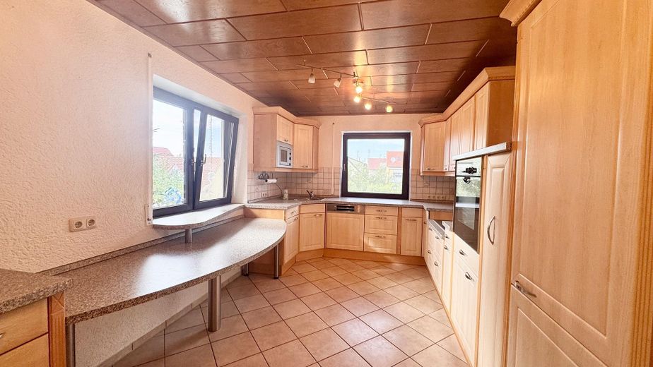 Bright 3-room ground-floor apartment with balcony and large private-use garden – Große Küche mit EBK