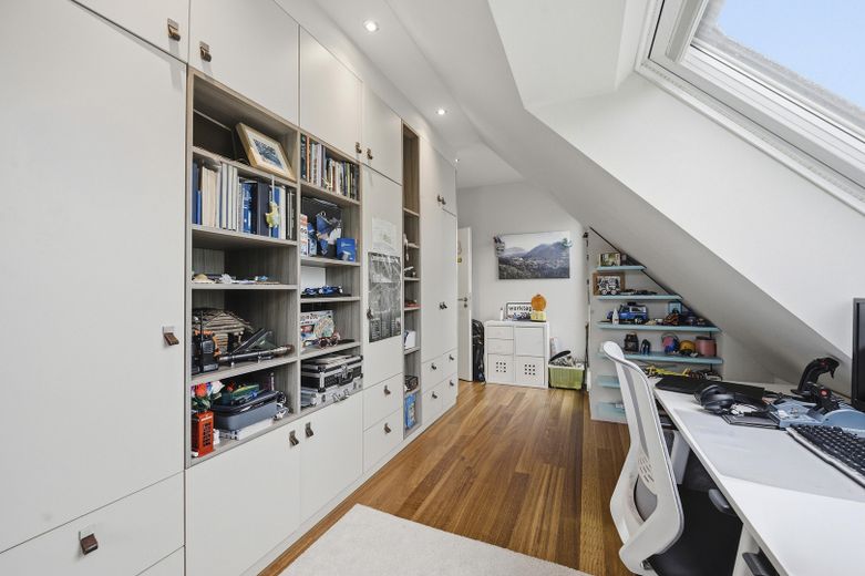 Charmante Dachgeschosswohnung mit 2 Balkonen/Terrassen – Arbeits-/ Kinderzimmer