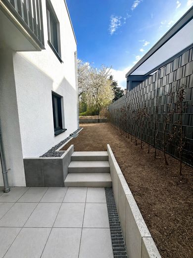 Lichtdurchflutete Neubau-Gartenwohnung mit Terrasse & hochwertiger Ausstattung – Terrasse Ausblick Garten 