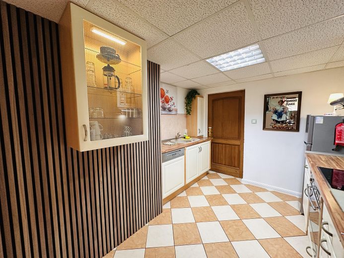 NEU! Ikonische, lichtdurchflutete Landhaus Villa mit Einliegerwohnung & mögl. Grundstkserweiterung – Alno Küche Ferienwohnung