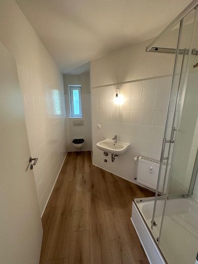 Badezimmer – Blick zum Fenster