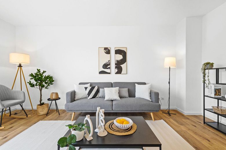 Sofort einziehen! Helle, moderne und lichtdurchflutete 4,5-Zi. Wohnung in guter Lage in Straubing! – Wohnzimmer