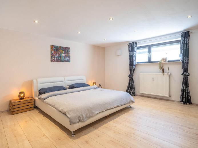 Exklusiver freistehender Bungalow mit Einliegerwohnung, Fernblick, Doppelgarage & großem Garten – Foto 25