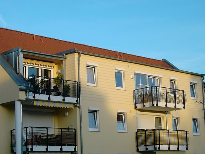 Piękne, jasne, centralnie położone mieszkanie 2-pokojowe z balkonem – Blick von außen