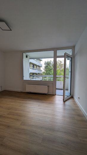 Modernes Apartment mit Balkon, Einbauküche und PKW-Stellplatz – Wohnraum
