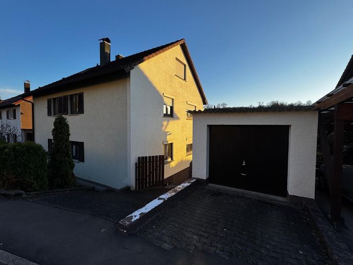 Außenansicht Haus Garage