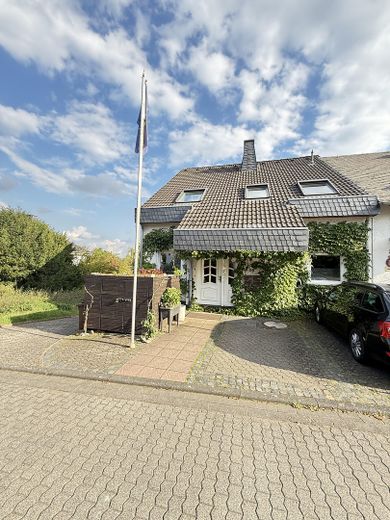 Vorderseite, Eingang, Parken