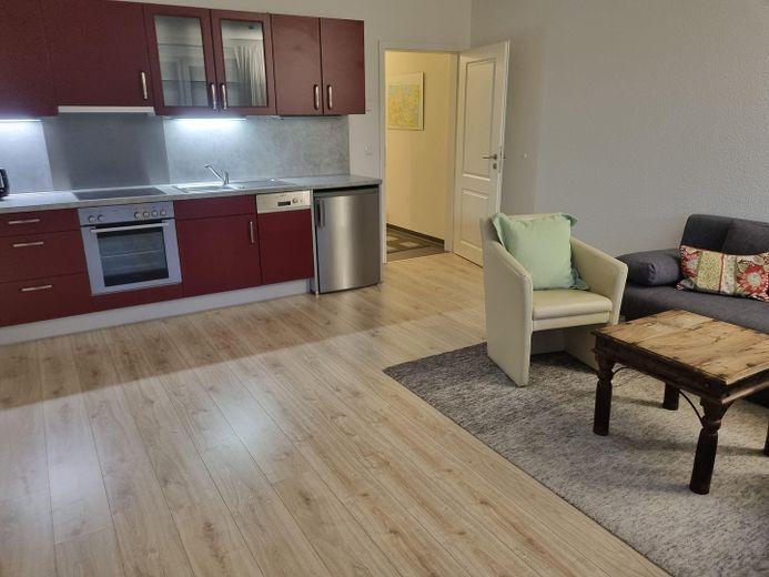 Wohnen und Arbeiten an einem Ort? Moderne Stadtwohnung mit Dachterrasse. – Wohnzimmer 2. Etage