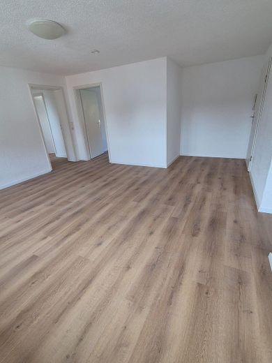 Frisch renovierte 5-Zi.-DG-Wohnung | Balkon | EBK | 85 m² | Schwäbische Alb | provisionsfrei – Wohnzimmer