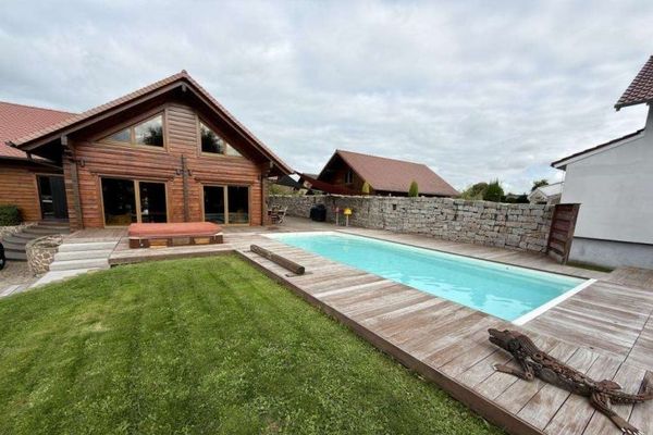 Exklusives Chalet-Holzhaus mit Salzpool, Sauna & großem Garten in ruhiger Lage von FR-Mothern