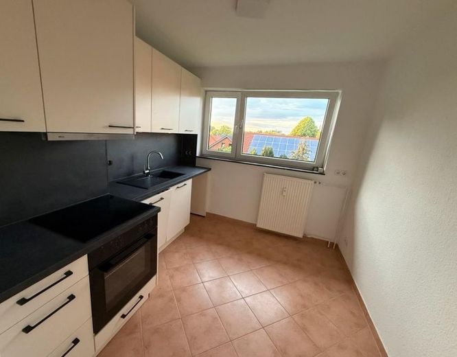 Helle 2-Zimmer-Wohnung mit moderner Küche & Balkon – Foto 2