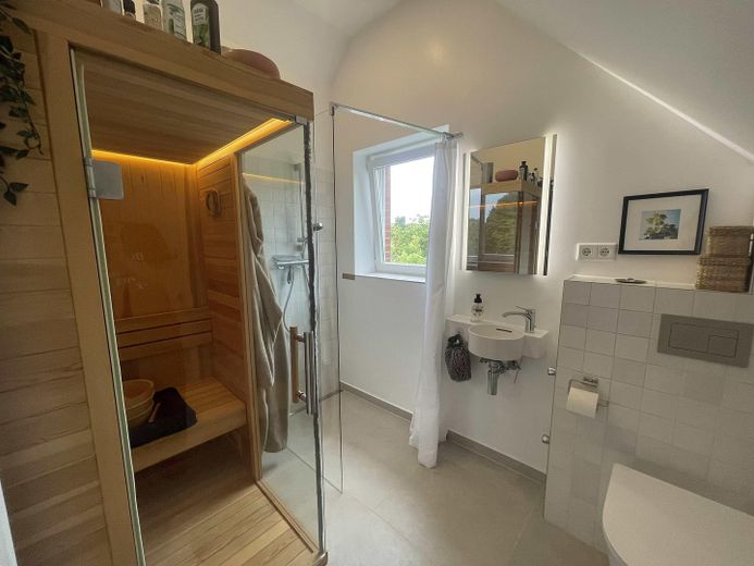 Bad + Badewanne + Sauna