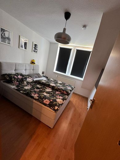 Gemütliche 3-Zimmer-DG-Wohnung (64 qm) – Perfekt für Studenten & Pendler nahe FH Niederrhein – Schlafzimmer