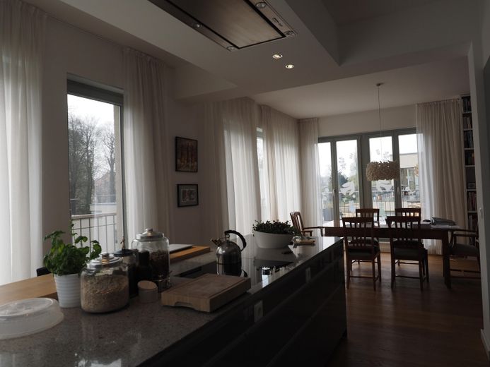 Ático en una amplia zona verde – Küche (Blick auf Essen)