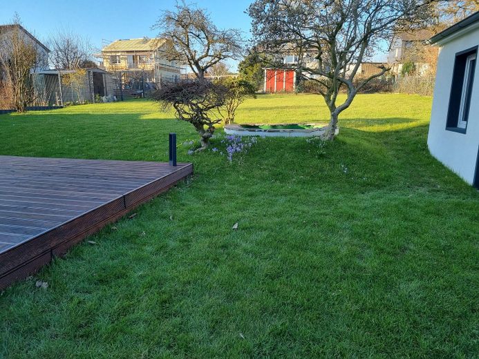 Bellissima casa bifamiliare con ampio giardino, piscina, garage, cucina componibile ecc. – Blick in den Garten