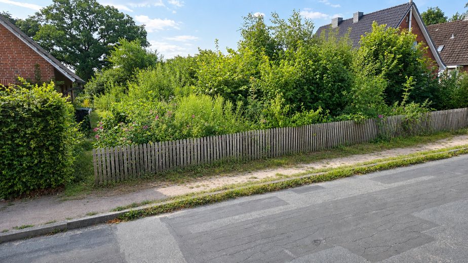 880 m² Baugrundstück ohne Baubindung mit genehmigter Planung für zwei Einfamilienhäuser – Straßenfront