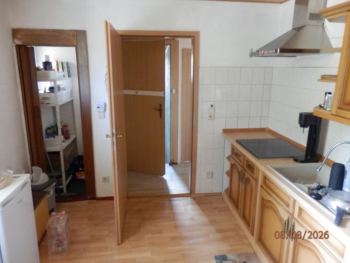 modernisierte Doppelhaushelfte mit zwei Wohnungen auf 403,50 qm Grundstück mit Garage – Küche Obergeschoß