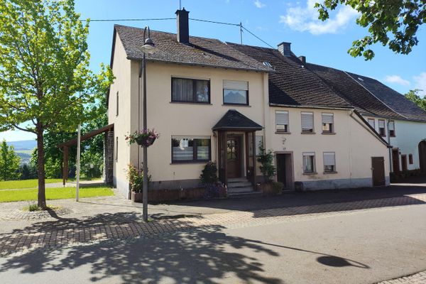Einfamilienhaus mit weiterem Haus