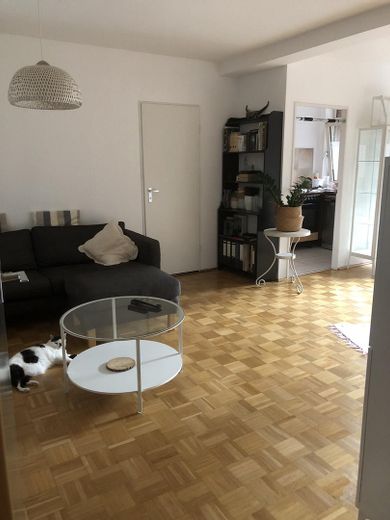 Bezugsfreie zentrale 2 Zimmerwohnung im Grünen – Wohnzimmer