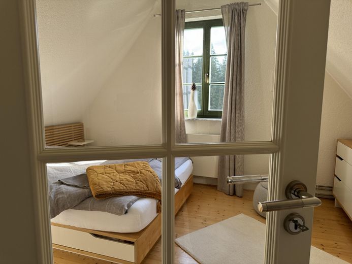 Haus auf 900 m ü NN am Auersberg im Erzgebirge – Blick nach oben