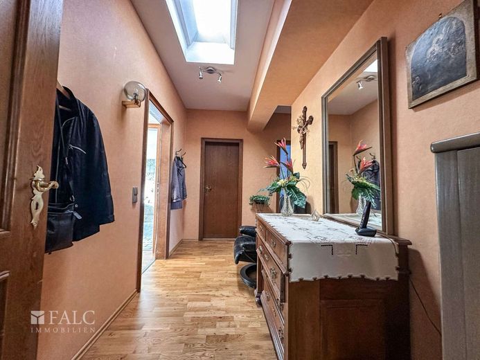 Lukratives Dreiergespann - Gewerbefläche mit Zahnarztpraxis und Wohnung – Flur