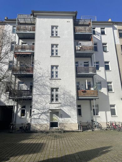 Helle, großzügige 3-Zimmer-Wohnung mit Balkon, Aufzug und Hofstellplatz in Leipzig-Volkmarsdorf – Eingang Hofseite
